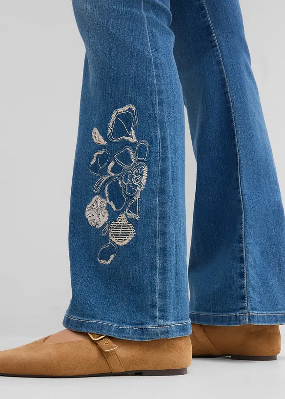 Jeans a zampa con ricami floreali, bonprix