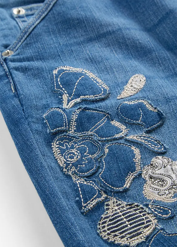 Jeans a zampa con ricami floreali, bonprix
