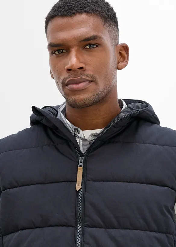 Gilet trapuntato con cappuccio e dettagli in similpelle, bonprix