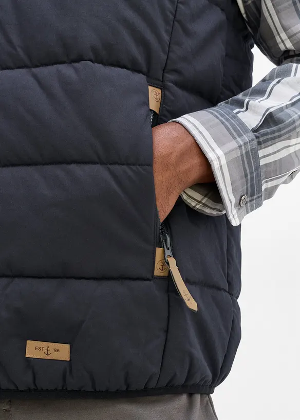 Gilet trapuntato con cappuccio e dettagli in similpelle, bonprix
