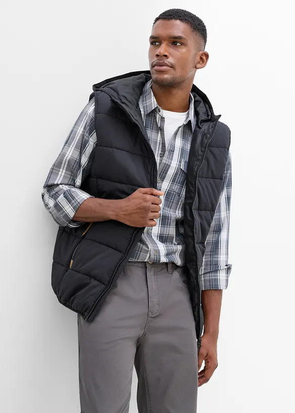 Gilet trapuntato con cappuccio e dettagli in similpelle, bonprix