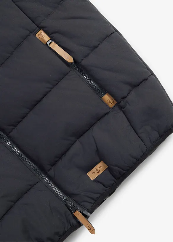 Gilet trapuntato con cappuccio e dettagli in similpelle, bonprix