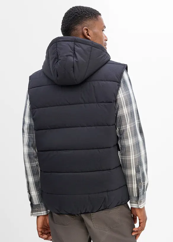 Gilet trapuntato con cappuccio e dettagli in similpelle, bonprix