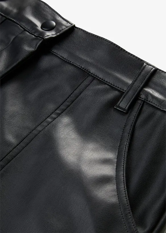 Shorts in similpelle, bonprix