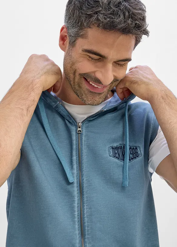 Gilet in felpa di puro cotone con zip, cappuccio ed effetto lavato, bonprix