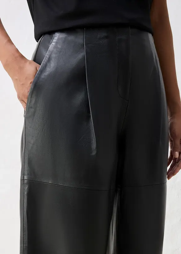 Pantaloni in pelle con pinces, bonprix