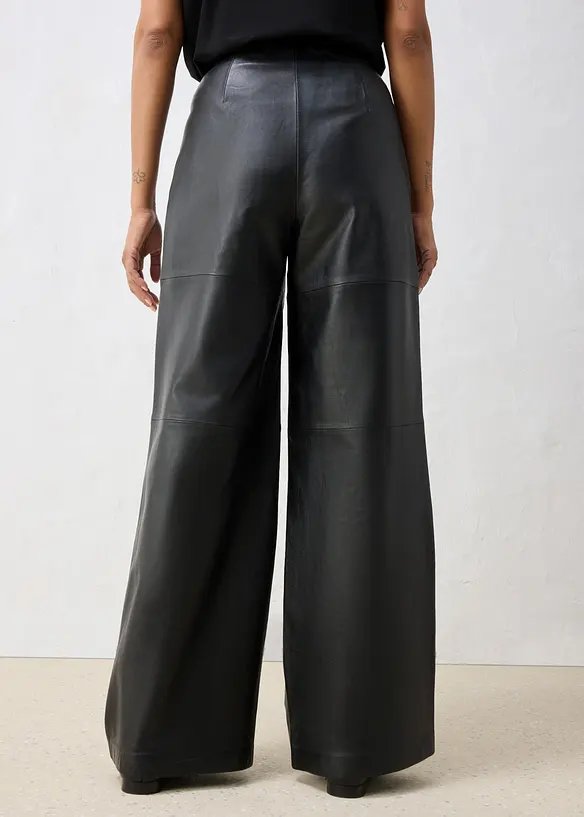 Pantaloni in pelle con pinces, bonprix