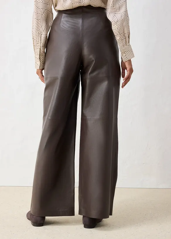 Pantaloni in pelle con pinces, bonprix