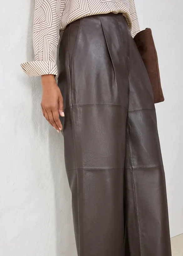Pantaloni in pelle con pinces, bonprix