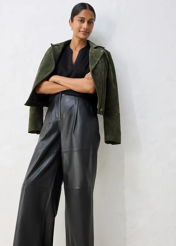 Pantaloni in pelle con pinces, bonprix