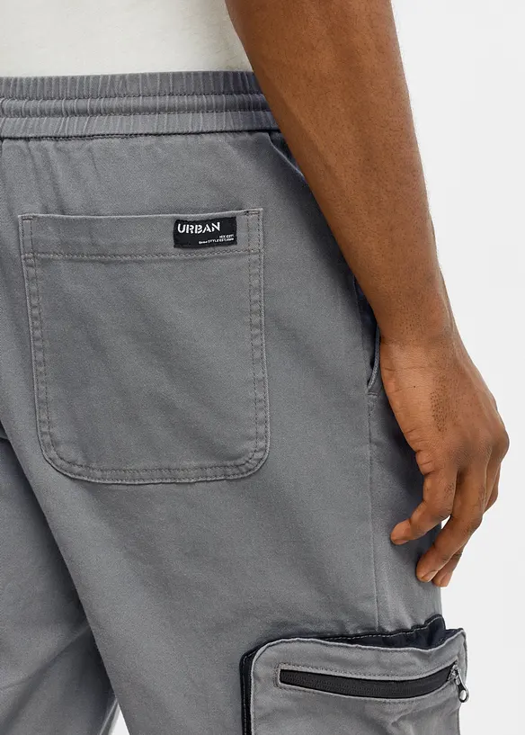 Pantaloni cargo regular fit con pratiche tasche e taglio dritto, bonprix