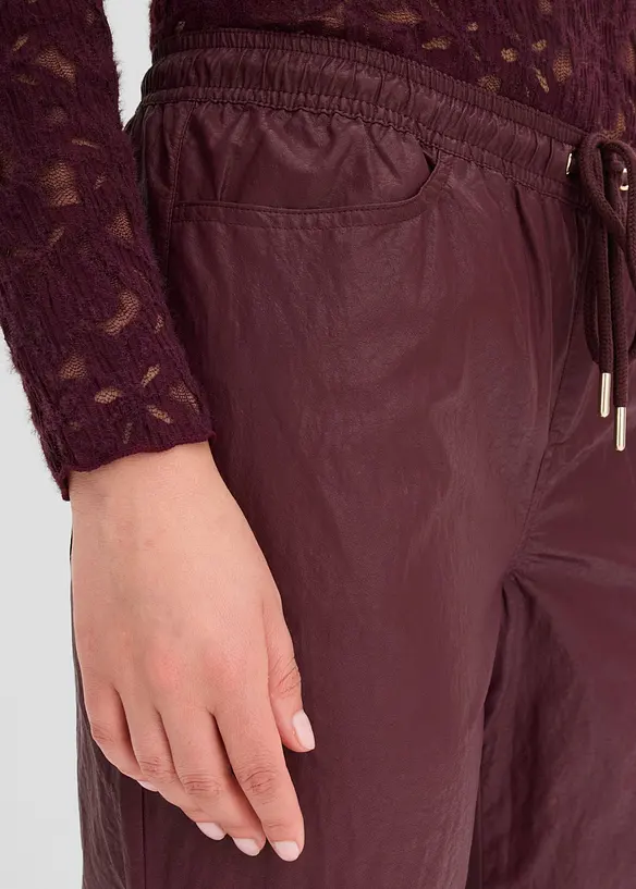 Pantaloni in similpelle con elastico in vita, bonprix
