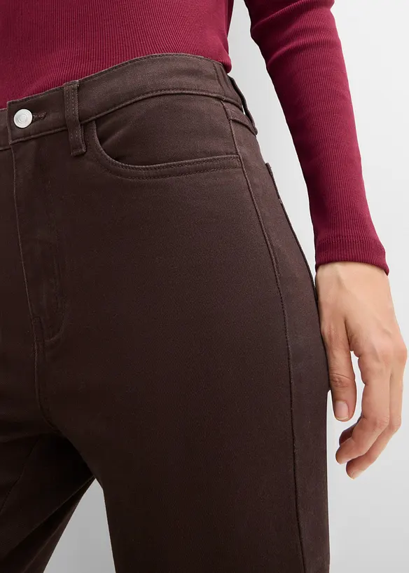 Pantaloni bootcut cropped in twill di misto cotone, bonprix