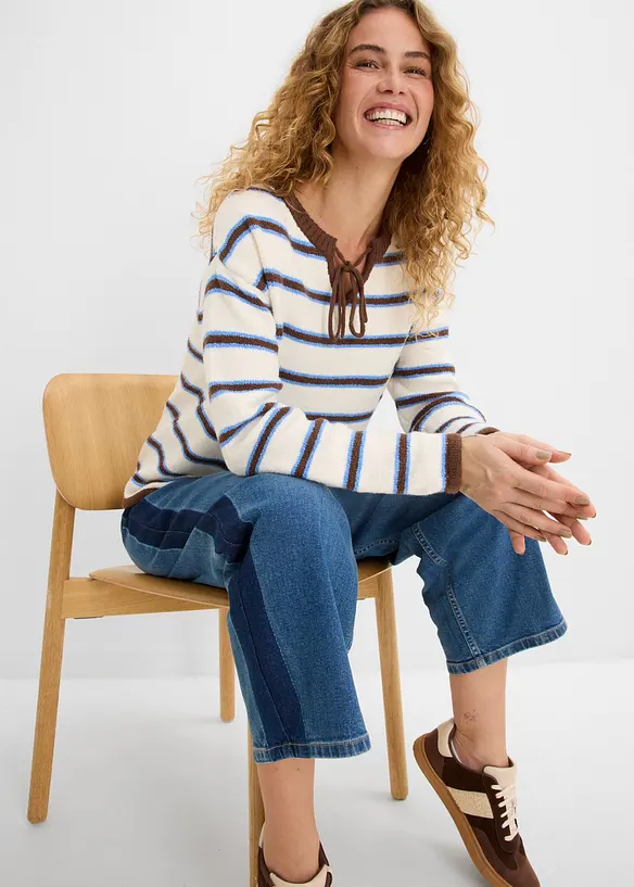 Maglione in misto cotone con laccetto allo scollo, bonprix