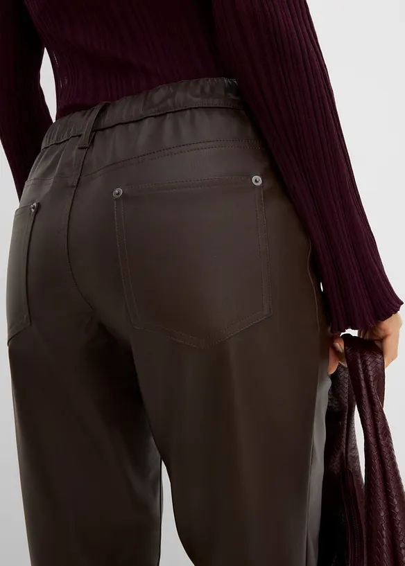Pantaloni in similpelle con vita comoda, bonprix