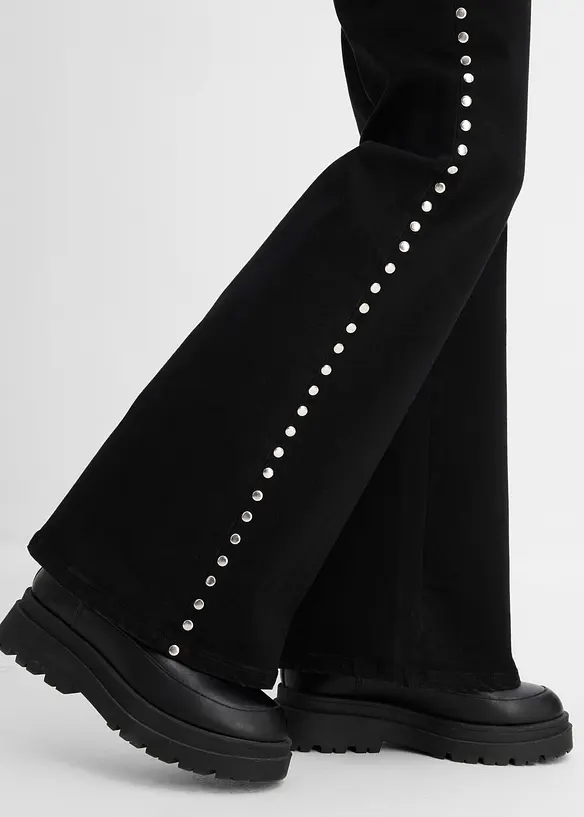 Jeans flared con borchiette, vita alta, bonprix