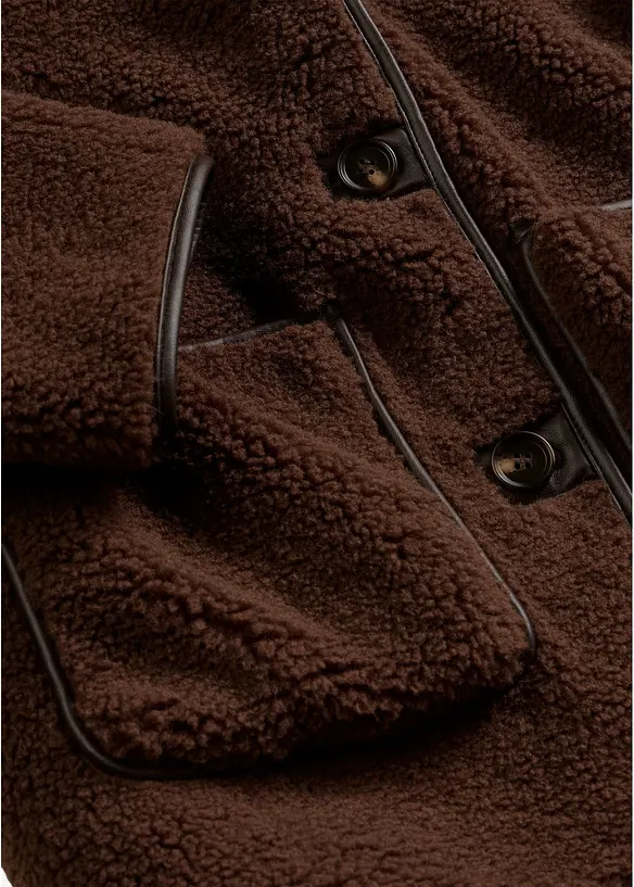 Giacca in pelliccia teddy con tasche applicate, bonprix