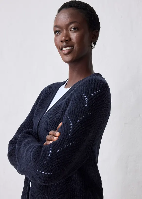 Cardigan lungo in fine misto lana merino con motivo traforato, bonprix