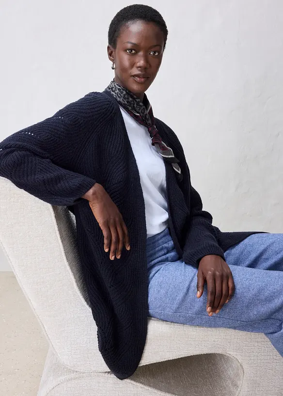 Cardigan lungo in fine misto lana merino con motivo traforato, bonprix